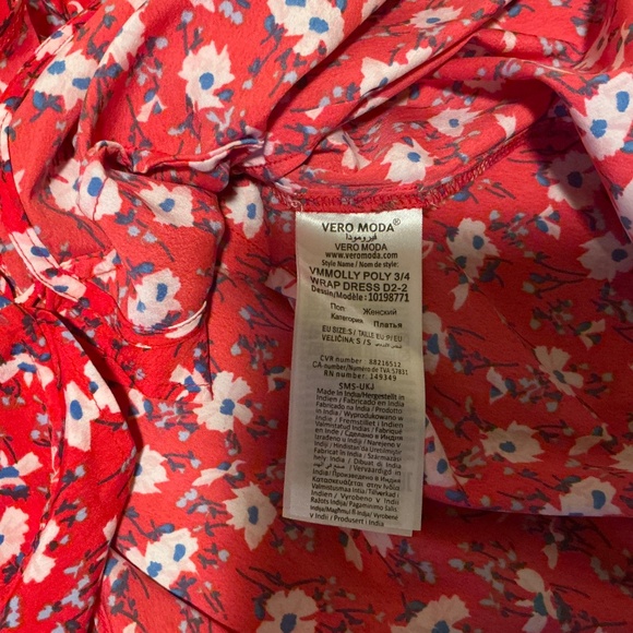 Veto Moda Molly 3/4 sleeve wrap dress in red with floral pattern - Picture 8 of 11
